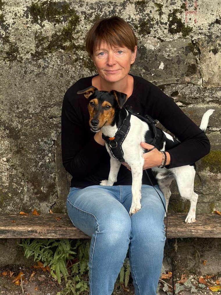 Sandra Sonderegger mit ihrem Jack Russell Terrier